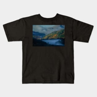 MOUNTAIN VALLEY IN THE MIST Kids T-Shirt